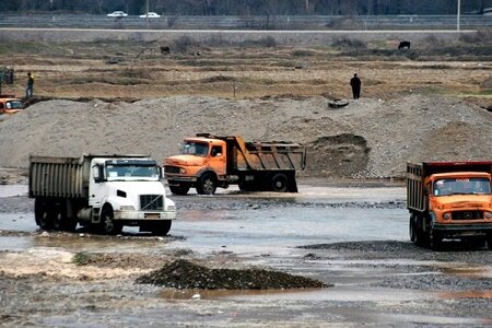 استاندار گیلان: با برداشت‌کنندگان غیرمجاز از بستر رودخانه‌ها برخورد می‌شود