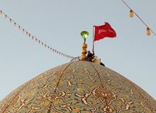 اهتزاز پرچم سرخ «یالثارات الحسین» به نشانه انتقام بر فراز گنبد شاهچراغ (ع)