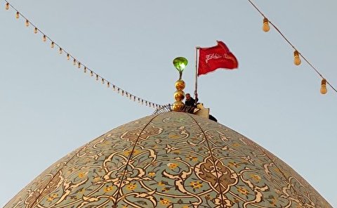 اهتزاز پرچم سرخ «یالثارات الحسین» به نشانه انتقام بر فراز گنبد شاهچراغ (ع)