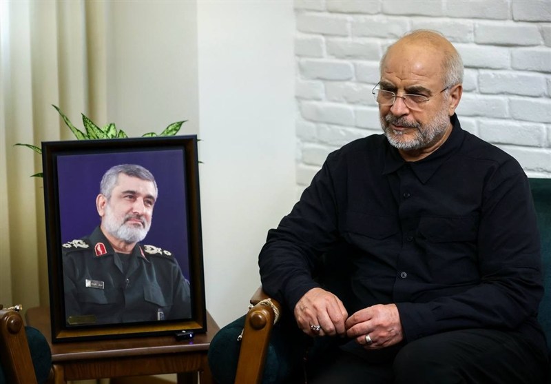 حضور قالیباف در منزل سرلشکر شهید امیرعلی حاجی‌زاده