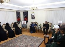 دیدار حجت‌الاسلام محمدی‌گلپایگانی و سرلشکر موسوی با خانواده شهدای اقتدار