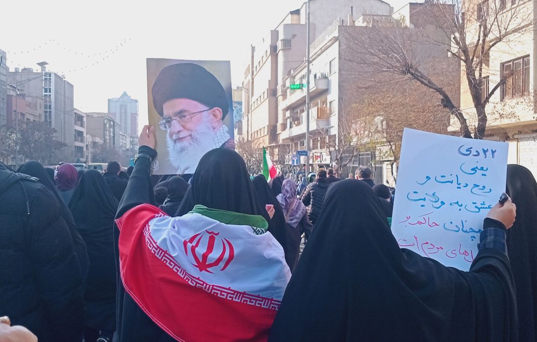 تجمع انقلابی مردم تهران در محکومیت اقدامات تروریستی اغتشاشگران
